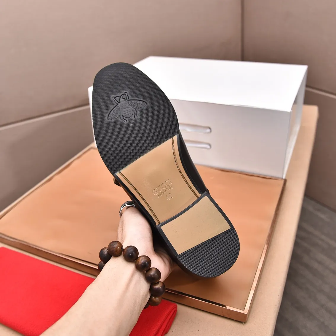 Men's shoes 💰560 (high-end, all cowhide) GUCCI high-end formal leather shoes, original imported fabrics from Italy, cowhide lining, original hardware. I believe you will be struck by it from the first moment you see it. The avant-garde atmosphere can no longer fully interpret its elegance. AAA grade rubber outsole, super comfortable. Original counter last, ensuring its original version and quality. The simple upper ensures its comfort and breathability. A pair of truly good shoes has its own unique soul, famous quality, regular size 38-44 (45 46 customized)